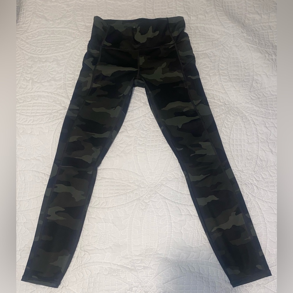Athleta Camo Contender 7/8 tight leggings size XS pre owned EUC
